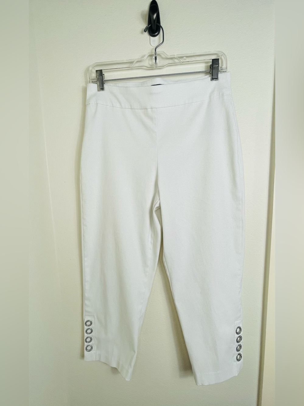 JM Collection Women's Grommet-Hem Tummy Control Capri Pants Medium